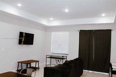 House in Lehigh Acres, Florida 3 bedrooms, 117.71 sq.m. № 1711056 - photo 18