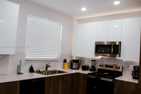 House in Lehigh Acres, Florida 3 bedrooms, 117.71 sq.m. № 1711056 - photo 25