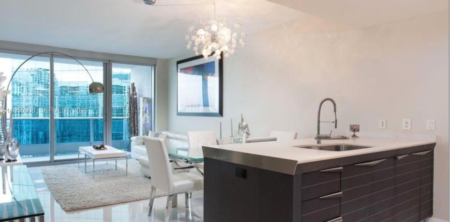 Condominio en Miami, Florida, 1 dormitorio  № 2009037