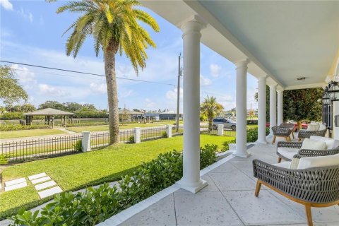 House in New Smyrna Beach, Florida 5 bedrooms, 432.27 sq.m. № 2198313 - photo 12