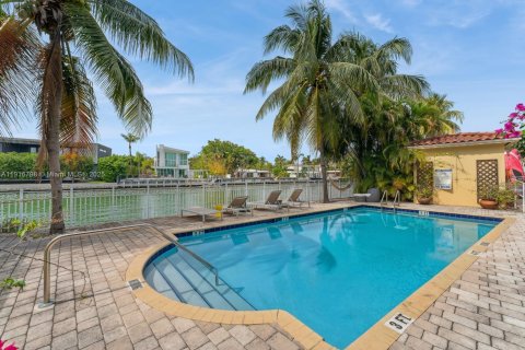 Condo in Miami Beach, Florida, 1 bedroom  № 2017049 - photo 13