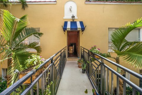 Condo in Miami Beach, Florida, 1 bedroom  № 2017049 - photo 2