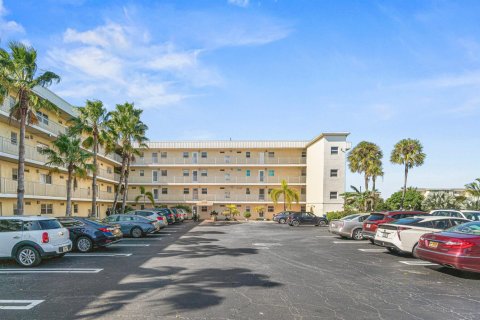 Condo in Boynton Beach, Florida, 2 bedrooms № 2245538 - photo 2