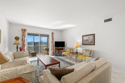 Condo in Boynton Beach, Florida, 2 bedrooms № 2245538 - photo 12