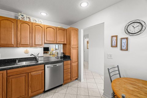 Condo in Boynton Beach, Florida, 2 bedrooms № 2245538 - photo 8