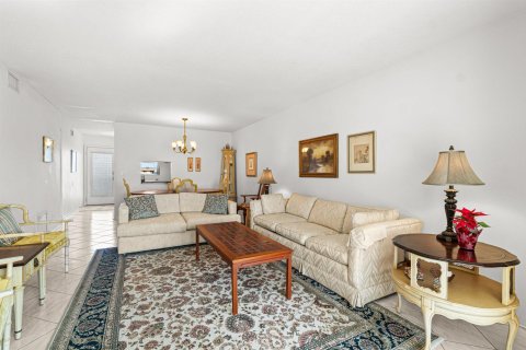 Condo in Boynton Beach, Florida, 2 bedrooms № 2245538 - photo 13