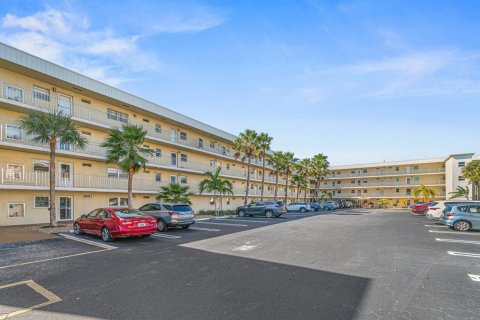 Condo in Boynton Beach, Florida, 2 bedrooms № 2245538 - photo 3