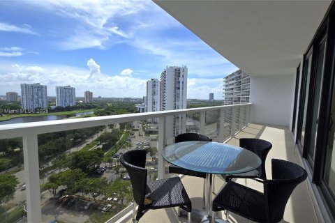 Condominio en alquiler en Aventura, Florida, 2 dormitorios, 106.84 m2 № 2054493 - foto 9