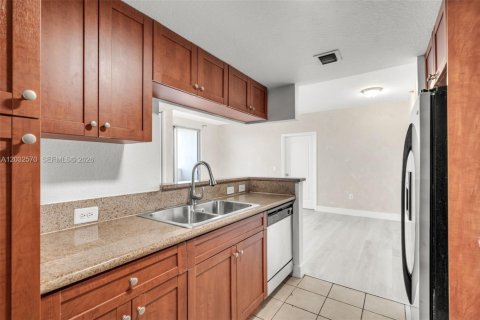 Copropriété à vendre à Miami, Floride: 2 chambres, 91.42 m2 № 2340615 - photo 10