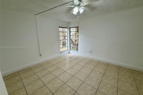 Condo in North Miami, Florida, 2 bedrooms  № 1813905 - photo 9