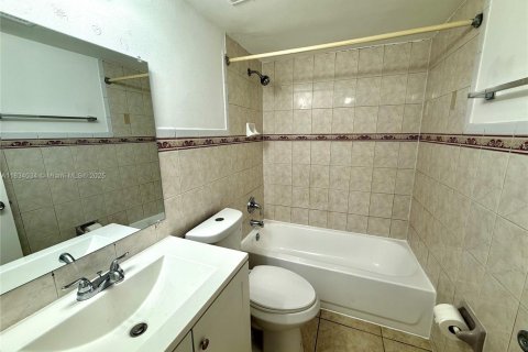 Condo in North Miami, Florida, 2 bedrooms  № 1813905 - photo 8