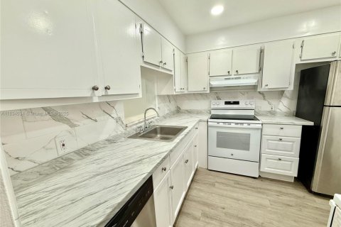 Condo in North Miami, Florida, 2 bedrooms № 1813905