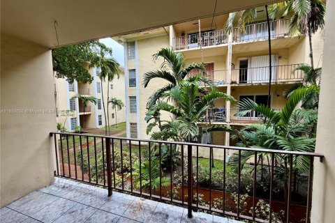 Condo in North Miami, Florida, 2 bedrooms  № 1813905 - photo 10