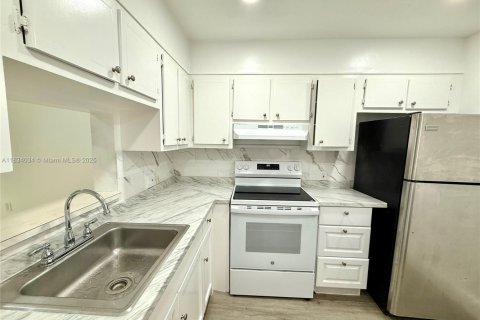 Condo in North Miami, Florida, 2 bedrooms  № 1813905 - photo 2