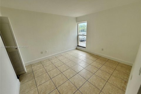 Condo in North Miami, Florida, 2 bedrooms  № 1813905 - photo 4