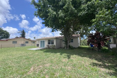 House in Margate, Florida 3 bedrooms, 110.93 sq.m. № 1839624 - photo 13