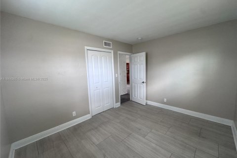 House in Margate, Florida 3 bedrooms, 110.93 sq.m. № 1839624 - photo 12