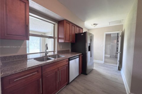 House in Margate, Florida 3 bedrooms, 110.93 sq.m. № 1839624 - photo 7