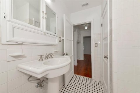 House in Saint Petersburg, Florida 3 bedrooms, 108.6 sq.m. № 1687078 - photo 7