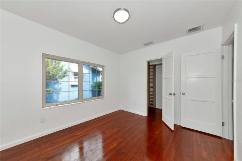 House in Saint Petersburg, Florida 3 bedrooms, 108.6 sq.m. № 1687078 - photo 9