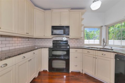 House in Saint Petersburg, Florida 3 bedrooms, 108.6 sq.m. № 1687078 - photo 4