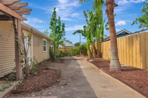 House in Saint Petersburg, Florida 3 bedrooms, 108.6 sq.m. № 1687078 - photo 15