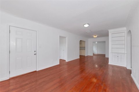 House in Saint Petersburg, Florida 3 bedrooms, 108.6 sq.m. № 1687078 - photo 3