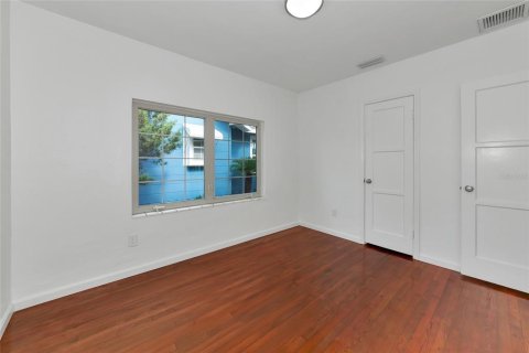 House in Saint Petersburg, Florida 3 bedrooms, 108.6 sq.m. № 1687078 - photo 8