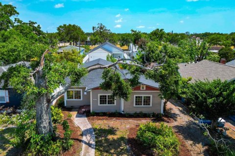 House in Saint Petersburg, Florida 3 bedrooms, 108.6 sq.m. № 1687078 - photo 1