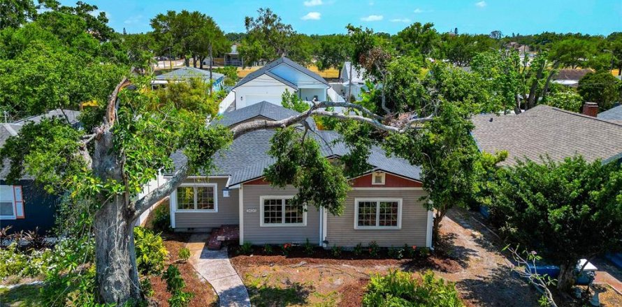 House in Saint Petersburg, Florida 3 bedrooms, 108.6 sq.m. № 1687078