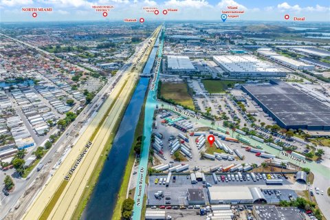 Commercial property in Medley, Florida № 1957375 - photo 19