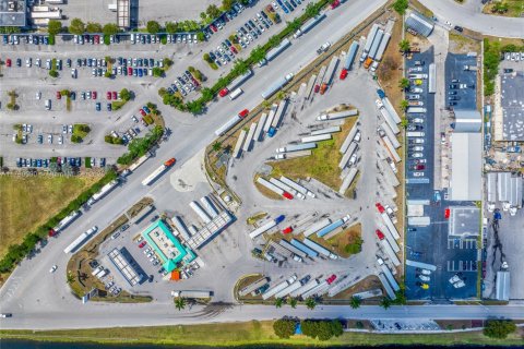 Commercial property in Medley, Florida № 1957375 - photo 30