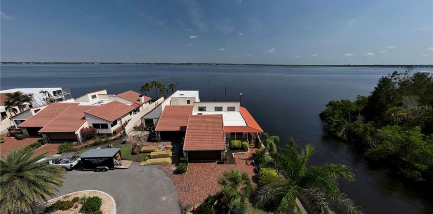 House in Punta Gorda, Florida 2 bedrooms, 138.24 sq.m. № 1755544