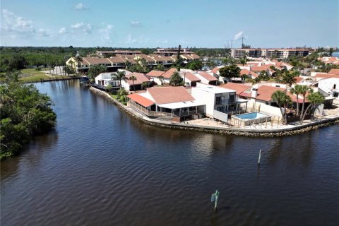 House in Punta Gorda, Florida 2 bedrooms, 138.24 sq.m. № 1755544 - photo 4