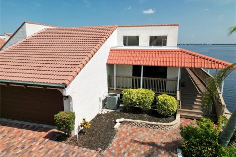 House in Punta Gorda, Florida 2 bedrooms, 138.24 sq.m. № 1755544 - photo 9