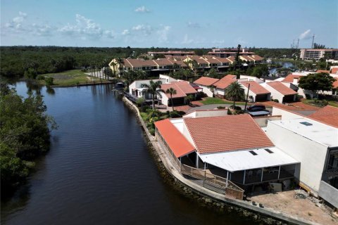 House in Punta Gorda, Florida 2 bedrooms, 138.24 sq.m. № 1755544 - photo 5