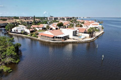 House in Punta Gorda, Florida 2 bedrooms, 138.24 sq.m. № 1755544 - photo 3