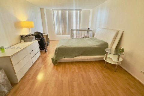 Condo in Sunny Isles Beach, Florida, 2 bedrooms  № 1966021 - photo 16