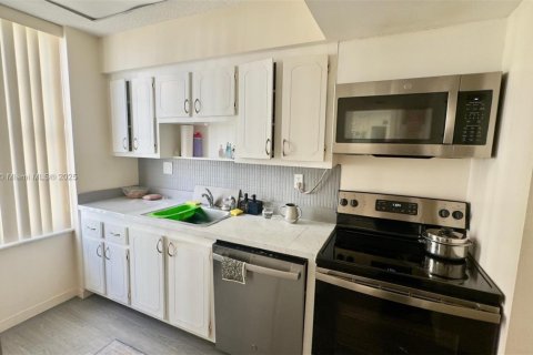 Condo in Sunny Isles Beach, Florida, 2 bedrooms  № 1966021 - photo 14