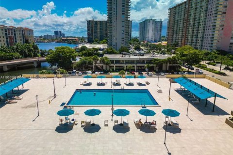 Condo in Sunny Isles Beach, Florida, 2 bedrooms  № 1966021 - photo 2