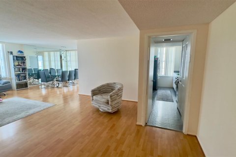 Condo in Sunny Isles Beach, Florida, 2 bedrooms  № 1966021 - photo 7