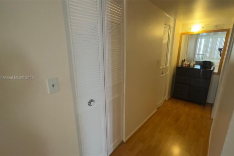 Condo in Sunny Isles Beach, Florida, 2 bedrooms  № 1966021 - photo 22