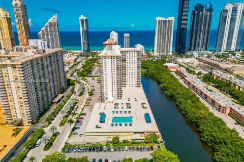 Condo in Sunny Isles Beach, Florida, 2 bedrooms  № 1966021 - photo 1