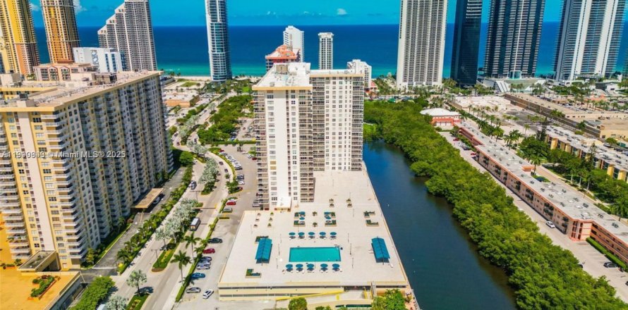 Condo in Sunny Isles Beach, Florida, 2 bedrooms  № 1966021