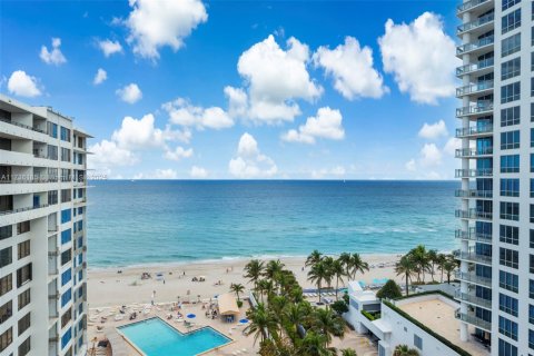 Condominio en Hollywood, Florida, 2 dormitorios  № 2039649