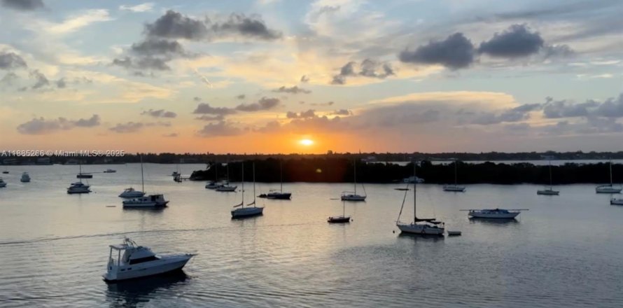 Кондоминиум с 1 спальней в Норт-Бей-Виллидж, Флорида № 1931248