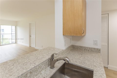 Condo in Miramar, Florida, 2 bedrooms  № 1882301 - photo 10