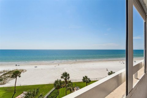 Condo in Redington Shores, Florida, 2 bedrooms  № 2360903
