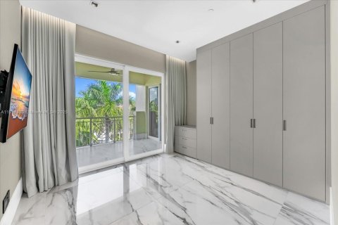 Condo in Miami Beach, Florida, 4 bedrooms  № 1970219 - photo 25
