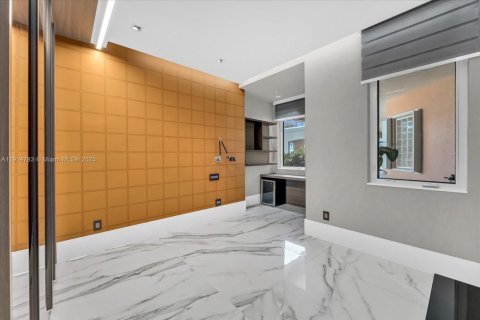 Condo in Miami Beach, Florida, 4 bedrooms  № 1970219 - photo 27